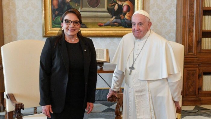 Papa Francisco recebe a Presidente de Honduras 1