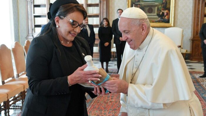 Papa Francisco recebe a Presidente de Honduras 3