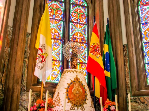 Nossa Senhora do Pilar e o Apóstolo São Tiago representados nos Jardins do Vaticano 3 Pilar