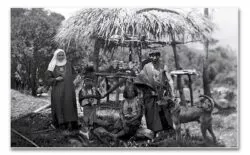 Uma das primeiras irmãs, junto a uma família indígena