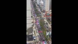 Vista aérea de uma parte da marcha em Lima, na quinta-feira – Foto: Facebook “Con mis hijos no te metas”