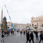 Arvore de Natal do Papa chega a Praca de Sao Pedro no Vaticano