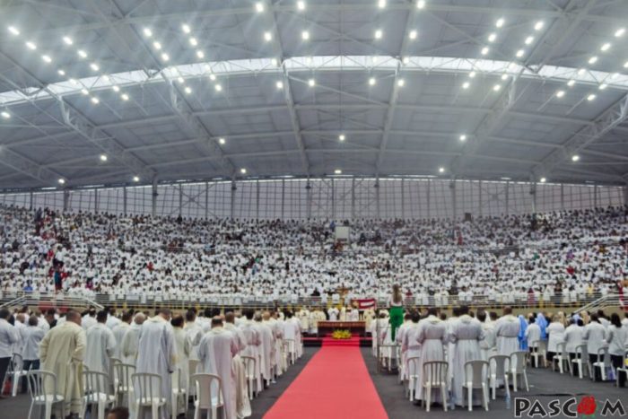 Envio de 7 mil Ministros Extraordinarios da Sagrada Comunhao marca celebracao na Diocese de Osasco 1