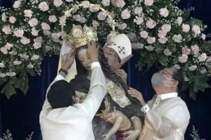 Imagem de Nossa Senhora da Esperanca recebe coroacao episcopal nas Filipinas
