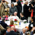 Papa Francisco almoca com mais de 1.300 pobres no Vaticano 1