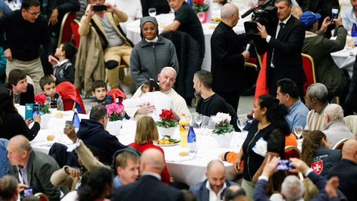 Papa Francisco almoca com mais de 1.300 pobres no Vaticano 1