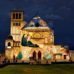 Afrescos de Giotto sao projetados na fachada da Basilica de Sao Francisco de Assis