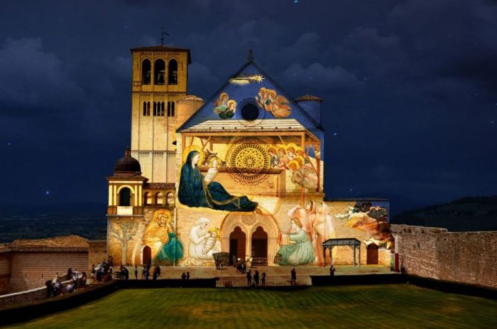 Afrescos de Giotto sao projetados na fachada da Basilica de Sao Francisco de Assis