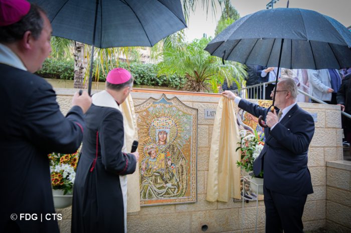 Mosaico de Nossa Senhora de Aglona e instalado na Basilica da Anunciacao em Belem 2