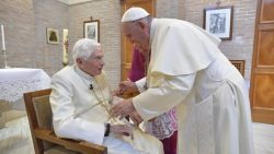 Foto: Papa Francisco e Bento XVI / Vatican Media