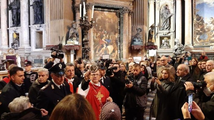 Sangue de San Gennaro se liquefaz pela terceira vez em 2022