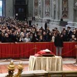 Mais de 100 mil pessoas ja se despediram de Bento XVI no Vaticano