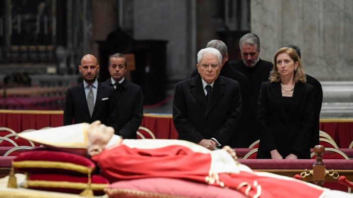 Mais de 100 mil pessoas ja se despediram de Bento XVI no Vaticano 2