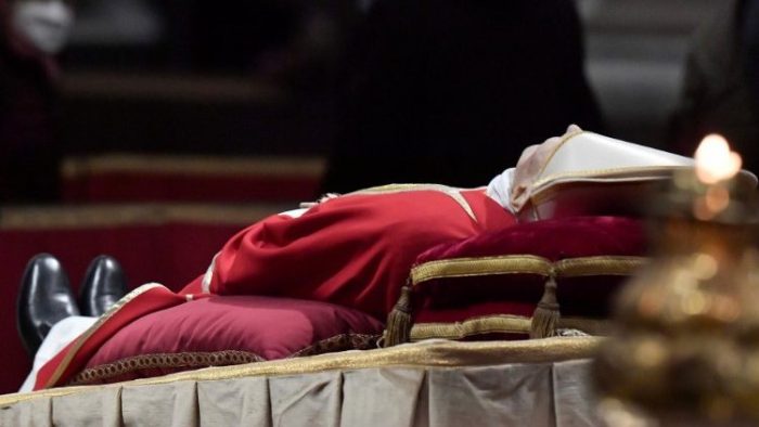 Mais de 100 mil pessoas ja se despediram de Bento XVI no Vaticano 3