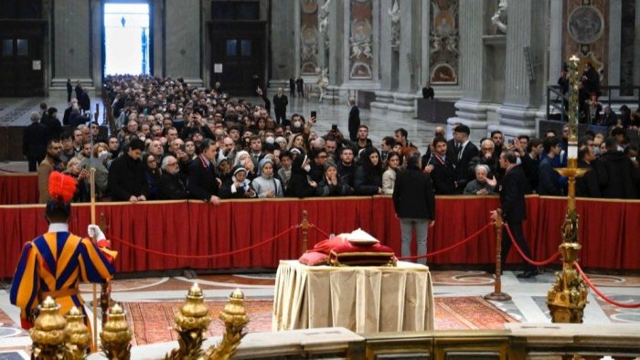 Mais de 100 mil pessoas ja se despediram de Bento XVI no Vaticano