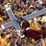 Milhares de devotos participam da procissao do Nazareno Negro nas Filipinas 1