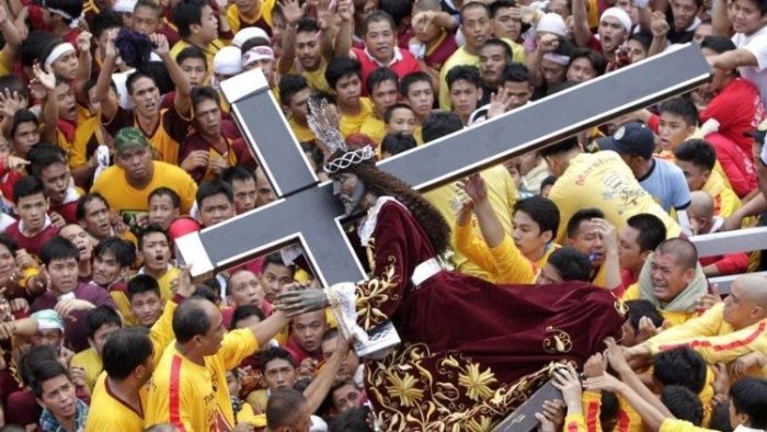 Milhares de devotos participam da procissao do Nazareno Negro nas Filipinas 1