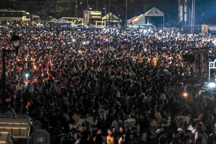 Milhares de devotos participam da procissao do Nazareno Negro nas Filipinas 2