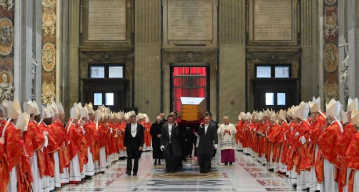 Papa emerito Bento XVI e sepultado no Vaticano 5