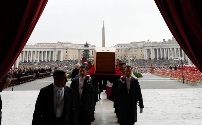 Papa emerito Bento XVI e sepultado no Vaticano 6