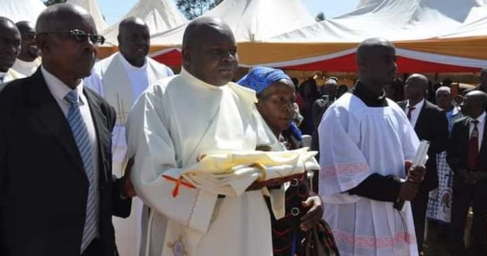 Seminarista cego e ordenado sacerdote catolico no Quenia 1