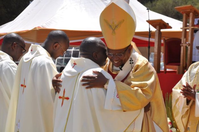 Seminarista cego e ordenado sacerdote catolico no Quenia 2