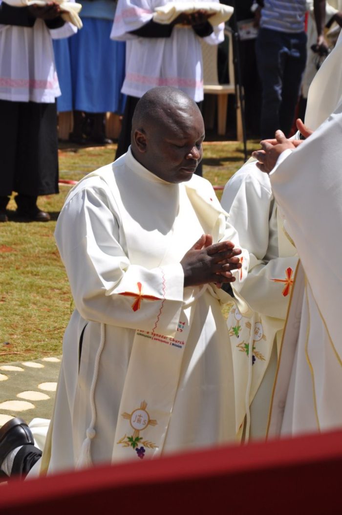 Seminarista cego e ordenado sacerdote catolico no Quenia 5