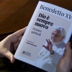 Vaticano lanca livro com reflexoes de Bento XVI