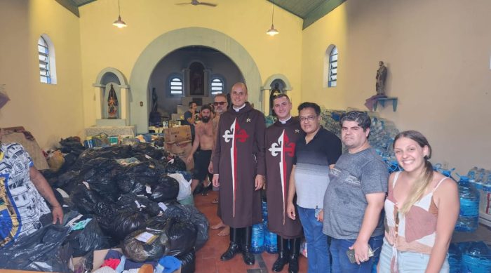 Arautos do Evangelho realizam doacoes de agua e cestas basicas as vitimas da tragedia no litoral de SP 1