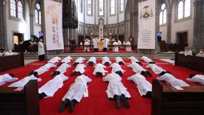 Arquidiocese de Seul ordena 24 novos sacerdotes 2