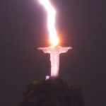 Fotografo registra raio caindo sobre o Cristo Redentor no RJ