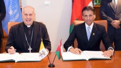 O arcebispo Gabriele Caccia e Mohammed Al Hassan, durante a cerimônia de assinatura em Nova York. Foto: Vatican News