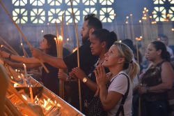 1082px Fieis celembram o 12 de outubro no Santuario de Aparecida 37400816540