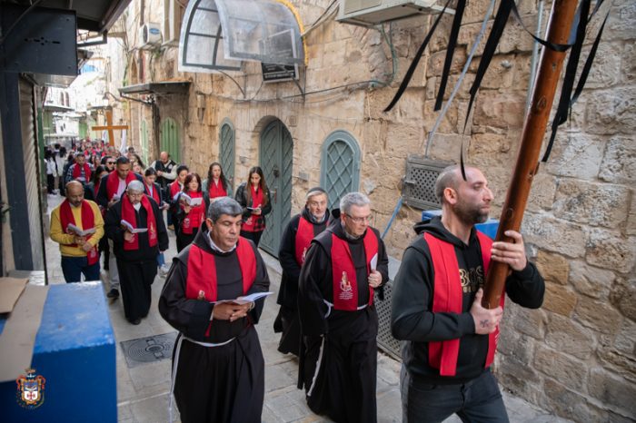 Estudantes de colegios catolicos de Jerusalem participam de Via Sacra na Terra Santa 4