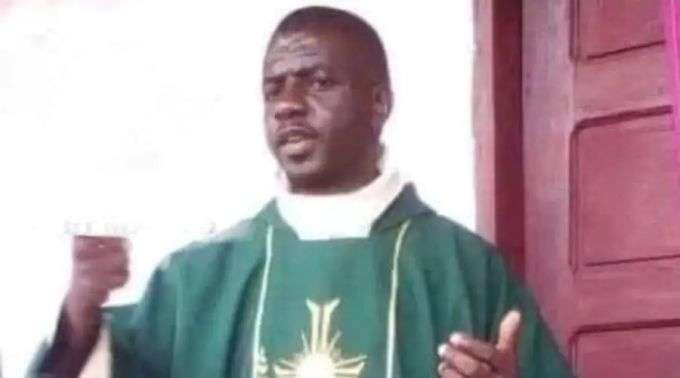 Sacerdote catolico sequestrado e assassinado em Camaroes
