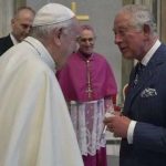 Papa oferece fragmentos da Verdadeira Cruz ao rei Carlos III