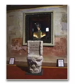 Coluna sobre a qual foi decapitado e um busto com suas relíquias
