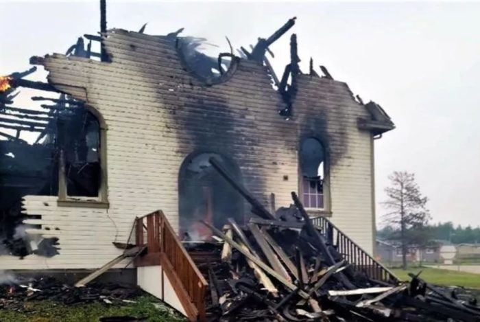 Igreja historica no Canada e destruida em aparente incendio criminoso
