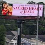 Outdoors recordam que o mes de junho e dedicado ao Sagrado Coracao de Jesus