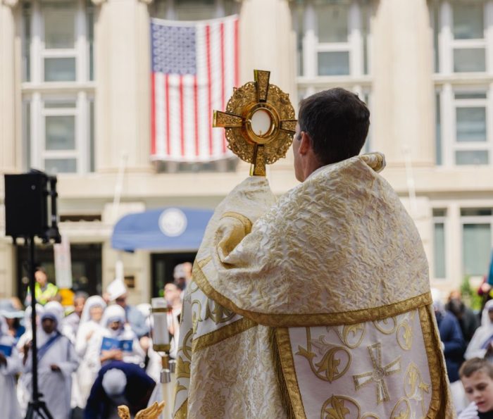 Procissao Eucaristica reune centenas de Catolicos em Washington 2