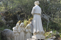Anjo de Portugal ministrando a Sagrada Comunhao aos tres pastorzinhos Loca do Cabeco Portugal Foto Beatriz Nagaishi