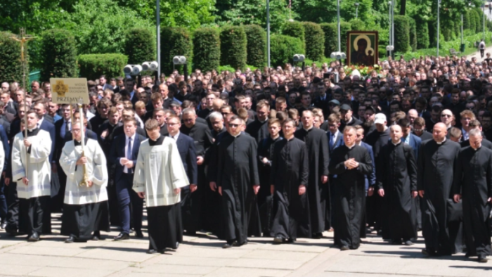 Polonia Milhares de seminaristas peregrinam ate o Santuario de Jasna Gora