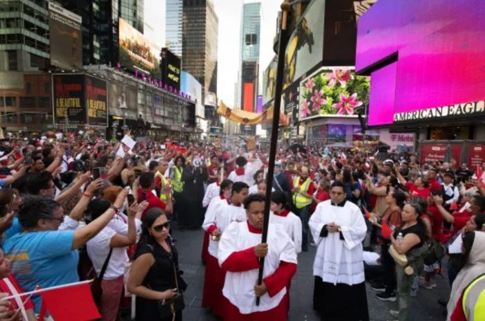 Procissao Eucaristica reune milhares de catolicos na Times Square 2
