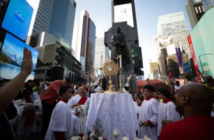 Procissao Eucaristica reune milhares de catolicos na Times Square 3