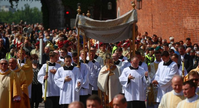 Procissoes de Corpus Christi reunem milhares de fieis na Polonia