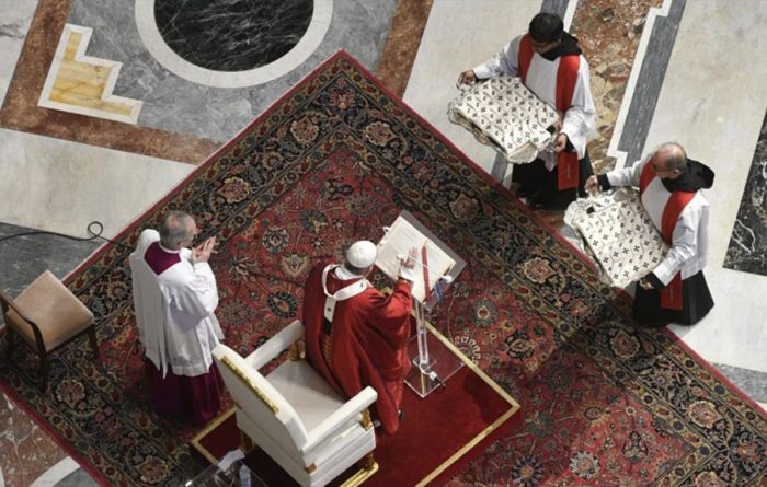 Tres Arcebispos brasileiros recebem palios abencoados pelo Papa