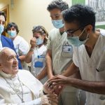 Vaticano confirma que cirurgia do Papa Francisco correu bem