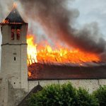 Igreja centenaria e consumida pelas chamas na Franca