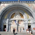 1073px Entree basilique du Rosaire 700x470 1