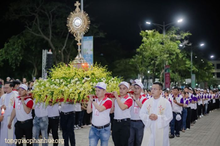 Assuncao de Nossa Senhora e celebrada por milhares de jovens no Vietna 1